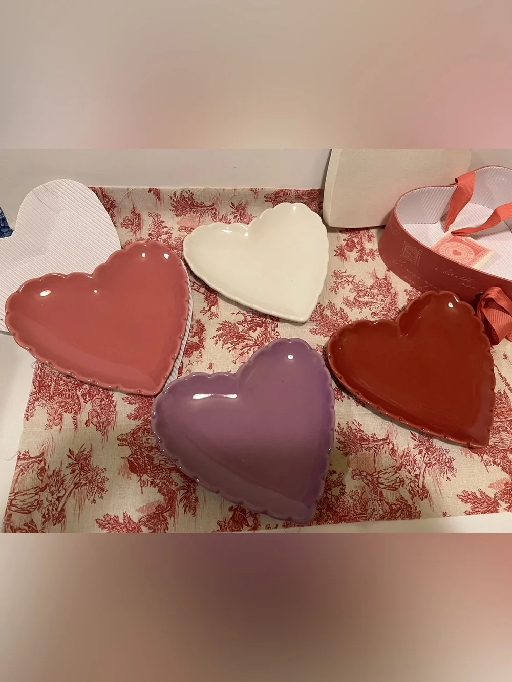 NWT WILLIAMS-SONOMA SCALLOPED HEART PLATES.